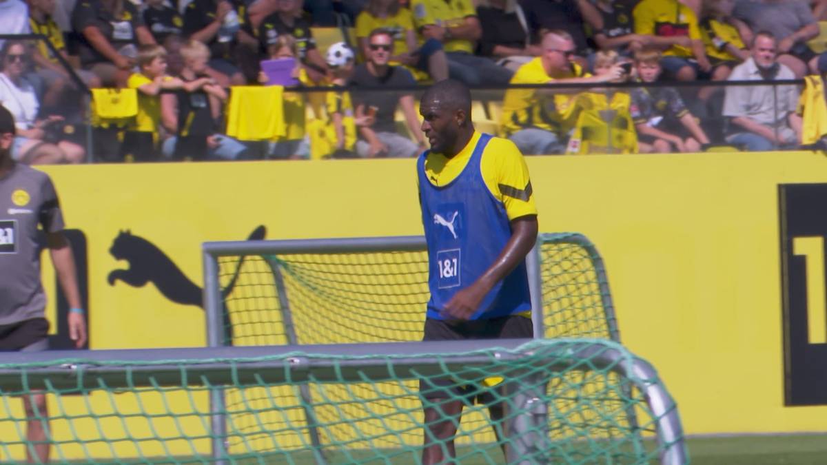 Neuzugang Anthony Modeste trainierte erstmals für Borussia Dortmund vor mehr als tausend Fans. Und erzielte direkt sein erstes Tor im neuen Dress. 