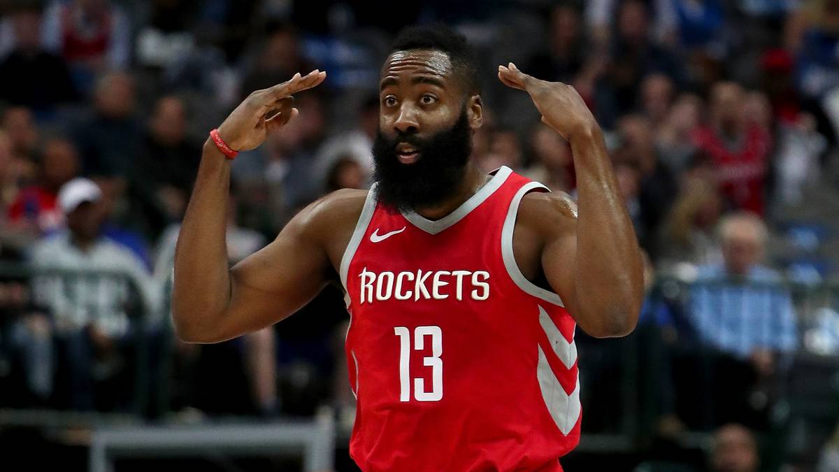 PLATZ 1 - HOUSTON ROCKETS (48-13): Noch mehr Dreier als die Warriors feuern aber die Rockets ab. Angeführt von einem überragenden James Harden, der als einziger Spieler mehr als 30 Punkte pro Spiel auflegt und sich deswegen endlich den MVP-Traum erfüllen könnte, stürmt Houston zur besten Bilanz der NBA