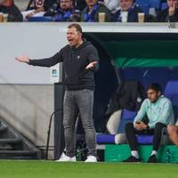 Nach der Entlassung von Thomas Reis läuft es bei Schalke 04 weiterhin nicht rund. Nun äußert sich ein ehemaliger Trainer der Königsblauen und kritisiert die Vereinsführung mit deutlichen Worten.