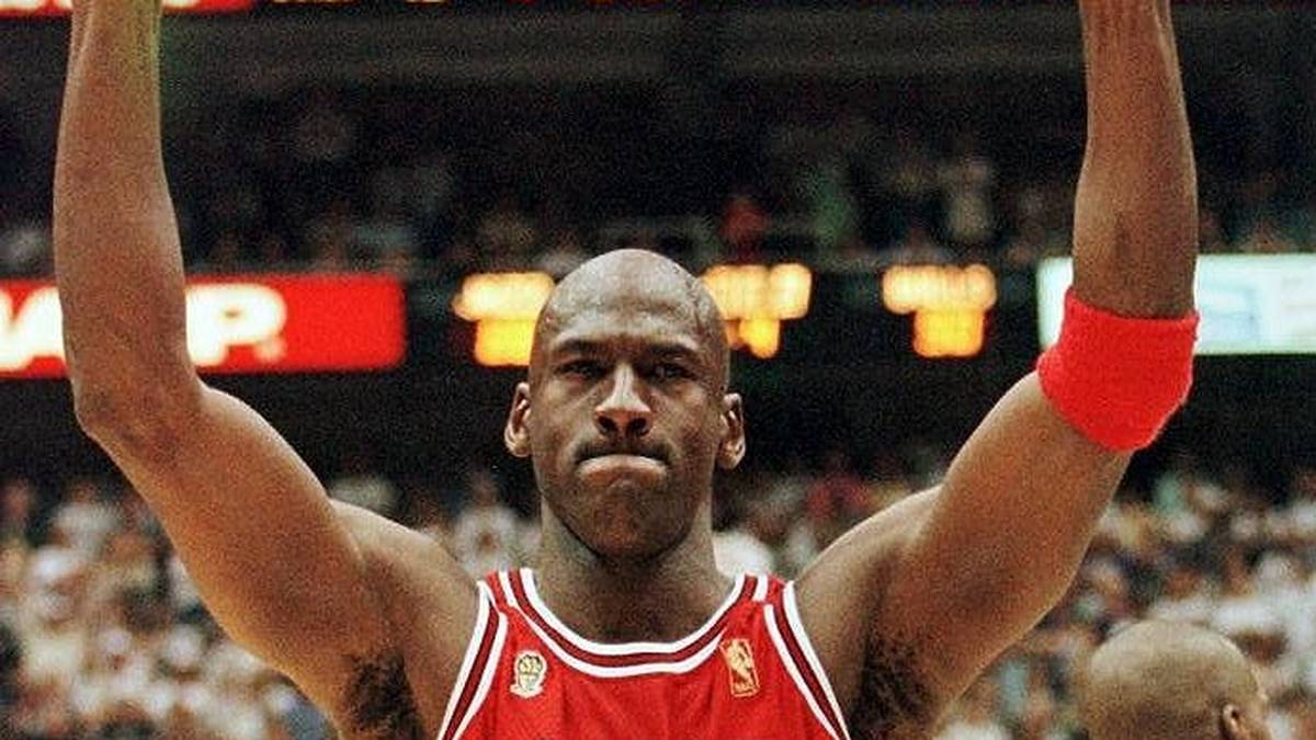 Der Ausnahme-Basketballer bekam in der Nacht zuvor eine Pizza geliefert, die sich als Übeltäter rausstellte. Trotz schwerer Magenschmerzen und Übelkeit war Jordan nicht aufzuhalten. Er warf 38 Punkte und führte die Bulls zu einem 90:88-Sieg im Delta Center in Salt Lake City