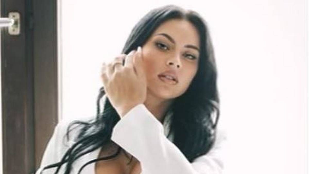 Die neue Freundin von Jerome Boateng bändigt ihre schwarze Mähne - und streicht sich eine Strähne aus der Stirn