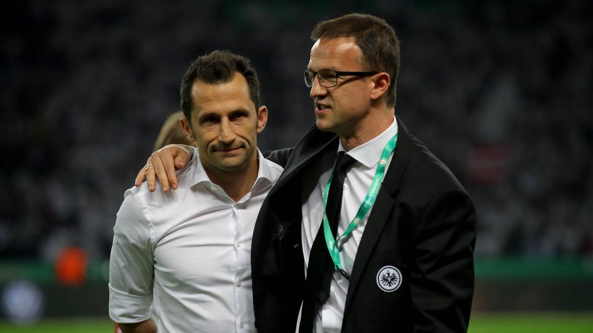 "Es ist ganz klar: Im Sechzehner haut er ihm die Füße weg. Für mich ist das ein ganz klarer Elfmeter", flucht Bayern-Sportdirektor Hasan Salihamidzic