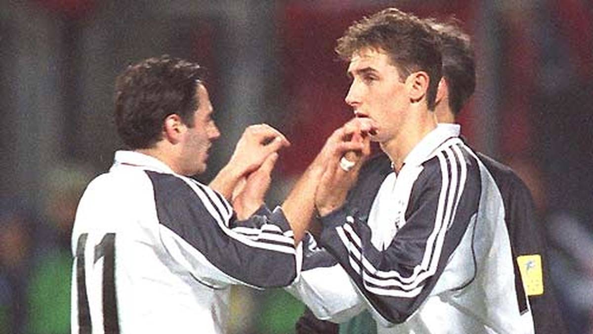 Schon in der selben Saison feiert Klose sein DFB-Debüt.. In der 73. Minute der Partie gegen Albanien wird der Stürmer für Oliver Neuville eingewechselt. Genau eine Viertelstunde später erzielt Klose sein erstes Länderspieltor zum 2:1-Sieg für Deutschland