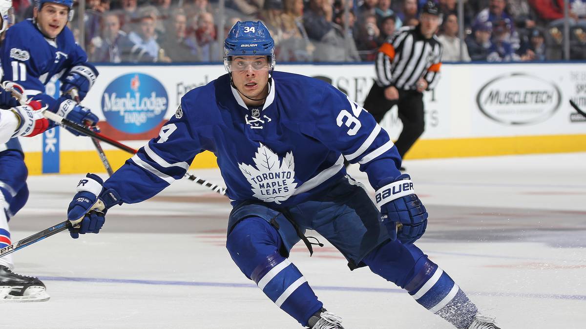 Allen voran: Auston Matthews. Der Nummer-1-Draft-Pick von 2016 liegt in der Rookie-Wertung mit 39 Scorer-Punkten gleichauf mit seinem Teamkollegen Mitchell Marner. Auch vor allem dank Matthews liegen die Toronto Maple Leafs erstmals seit 2013 wieder auf Playoff-Kurs. Und dass der 19-Jährige zu außergewöhnlichen Leistungen im Stande ist, beweist er bei seinem Debüt, als er vier Tore gegen die Ottawa Senators erzielt