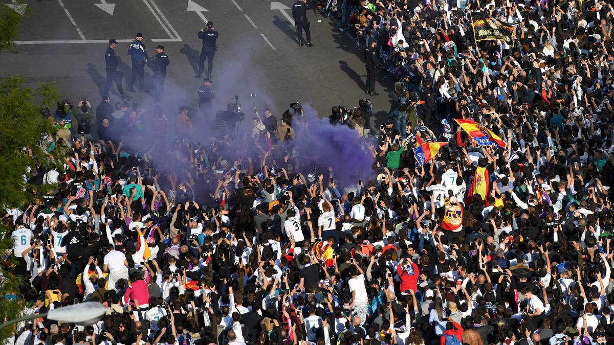 Vereinzelt wird auch Pyrotechnik in der Menge gezündet