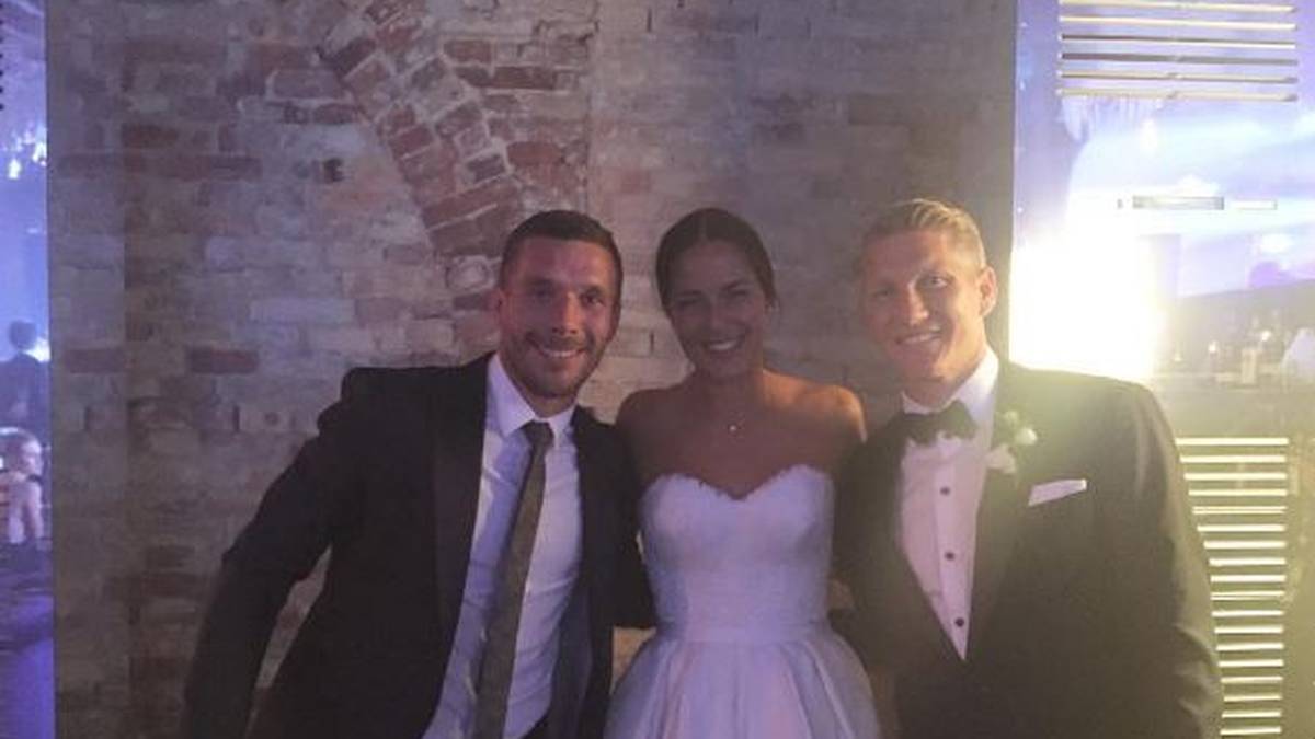 Auf der Party angekommen lässt es sich Hochzeitsgast Lukas Podolski nicht nehmen, mit dem Brautpaar vor der Kamera zu posieren