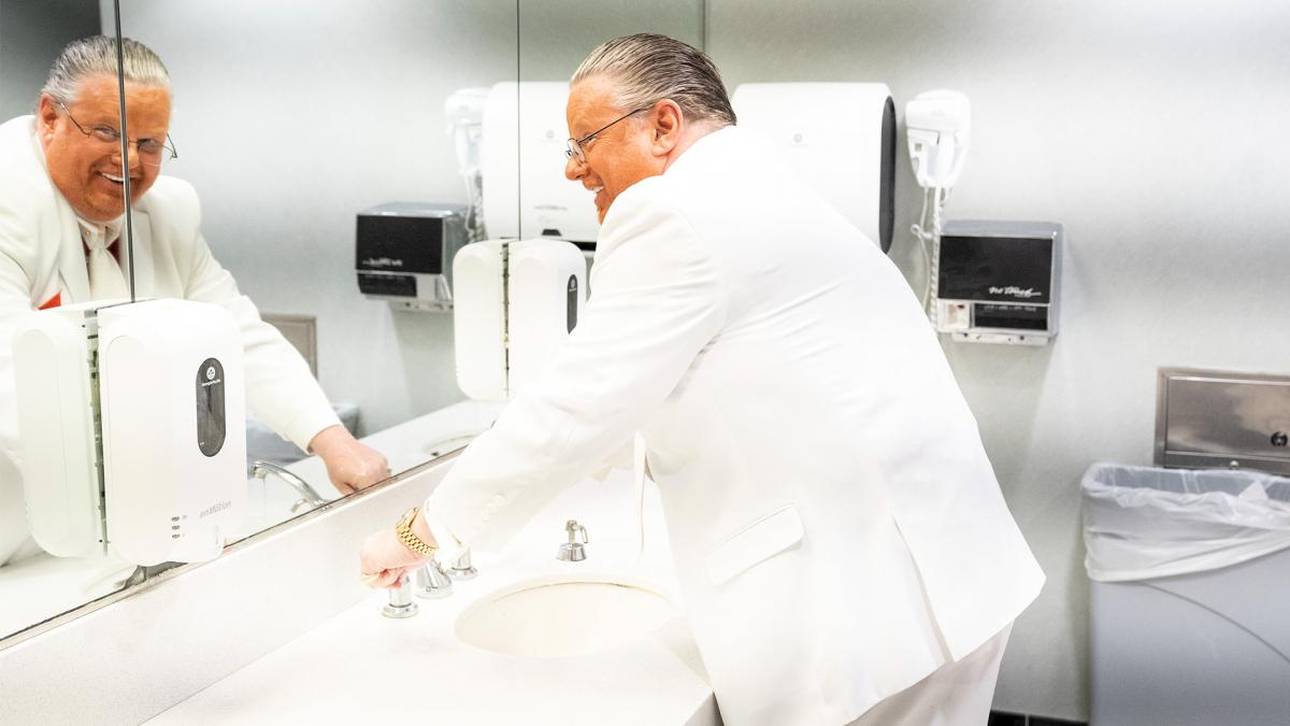 Bruce Prichard trat bei Money in the Bank als Brother Love auf