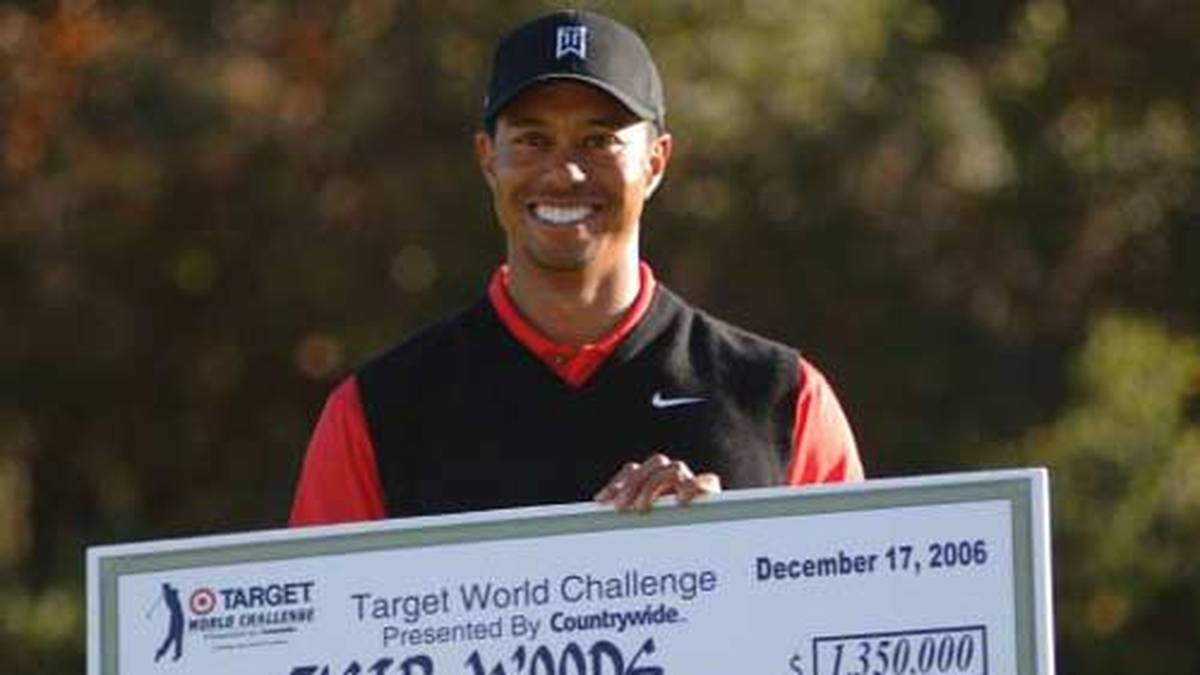 Auch finanziell zahlt sich die Karriere für Woods aus: Er ist der erste Sportler, der so viel Geld verdient, dass er zum Milliardär wird