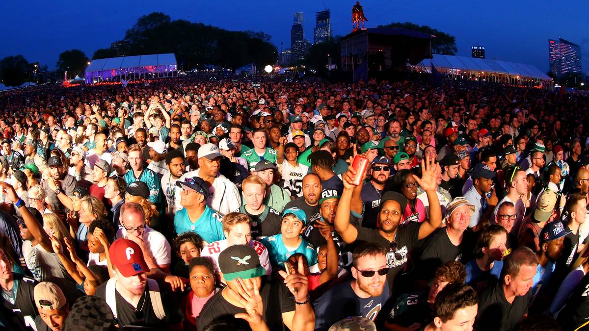 Währenddessen steigt unter den Zuschauern eine fröhliche Draft-Party