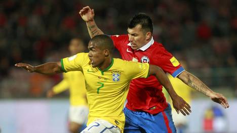 Bayern-Star Douglas Costa (l.) verlor mit Brasilien gegen Chile