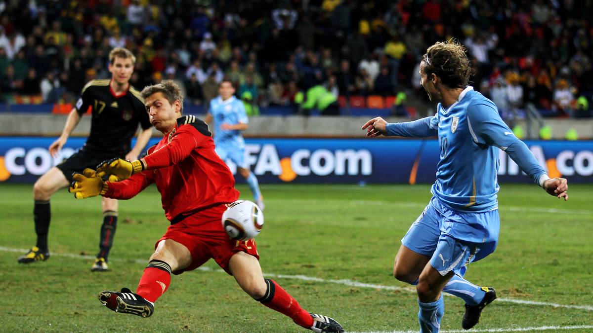 WM 2010 - HANS-JÖRG BUTT: Bereits bei der WM 2002 war Butt hinter Oliver Kahn und Jens Lehmann als dritter Torwart mitgereist. Nur die wenigsten rechneten damit, dass er acht Jahre später als Bayern-Keeper erneut zur WM-Ehre und im Spiel um Platz drei sogar zu seinem vierten Länderspiel kommen sollte