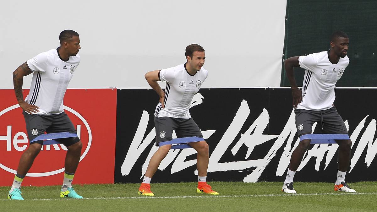 Am Samstag steht eine intensive Einheit auf dem Programm. Jerome Boateng, Mario Götze und Antonio Rüdiger kämpfen mit dem Gummiband