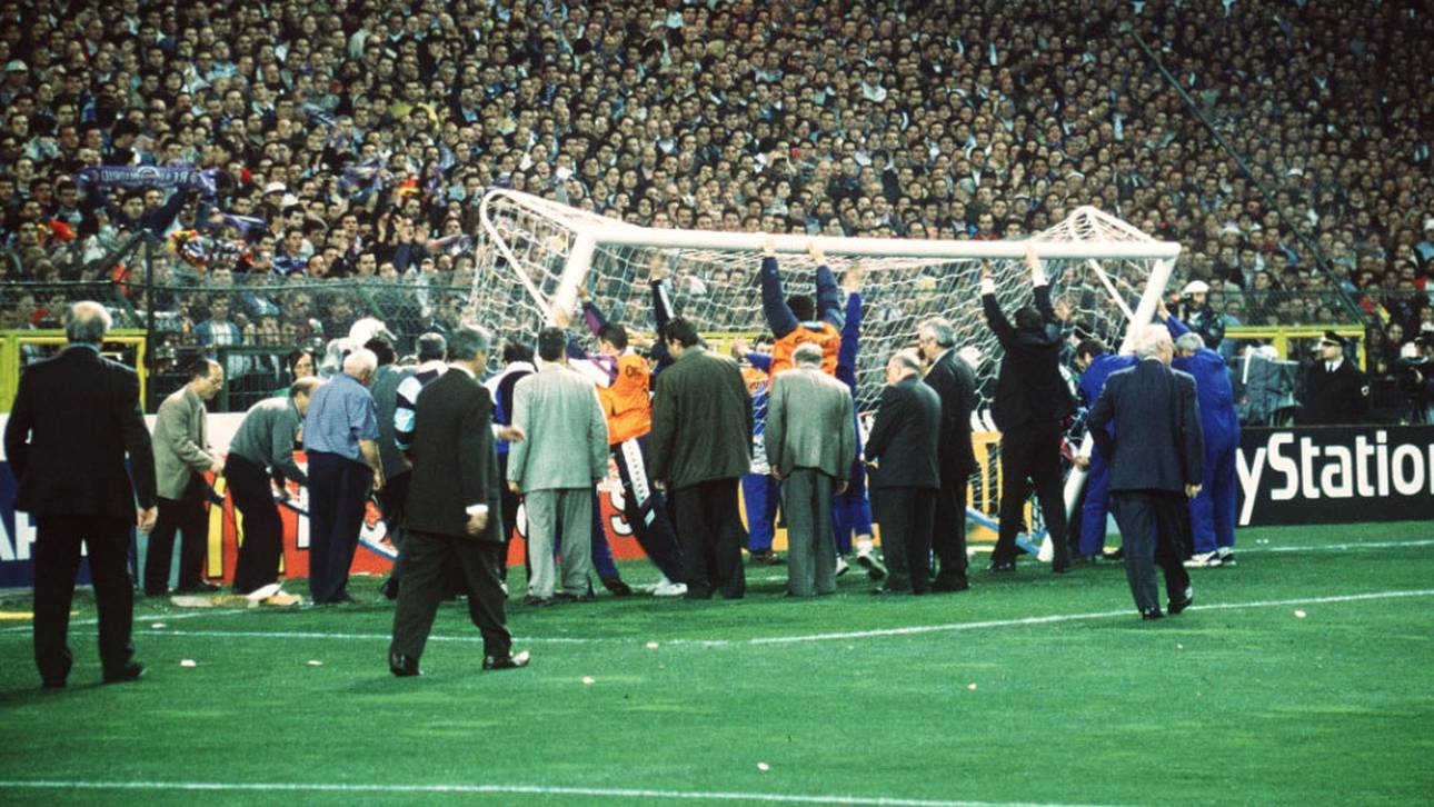 Tatsächlich ließ sich noch ein Ersatztor auftreiben, mit dem die Partie nach langer Verspätung doch noch über die Bühne bringen ließ