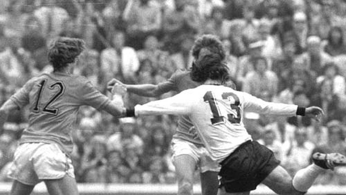 Das wohl berühmteste Müller-Tor besiegelt danach aber den 2:1-Endstand gegen die Niederlande