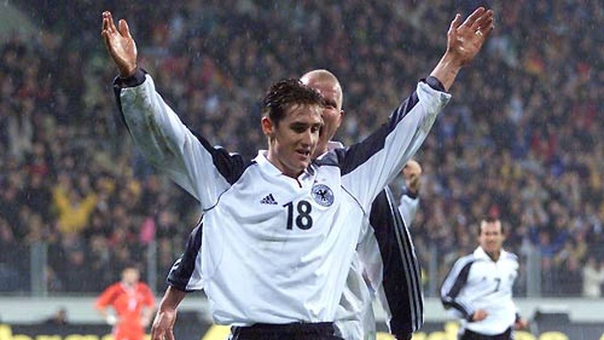 "Erstes Länderspiel, erstes Tor - es war wie im Traum", sagt Klose in der "Bild". An was er sich noch erinnert? "Dass mich Carsten Jancker (verdeckt) beim Torjubel fast erdrückt hat"