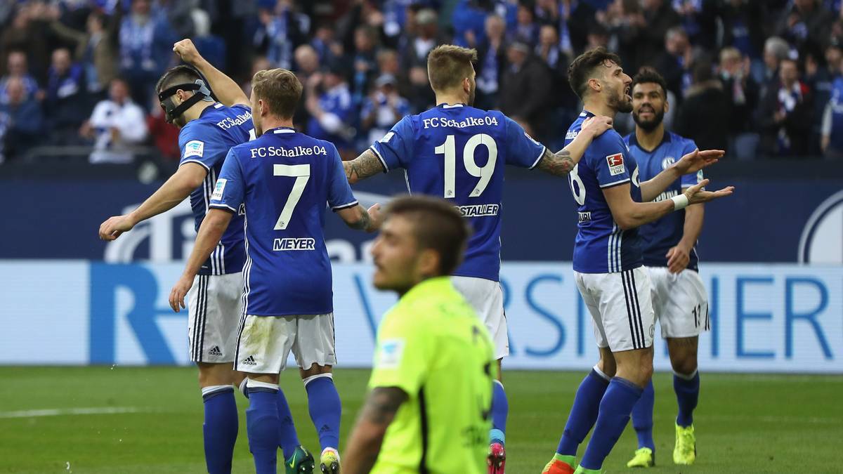 Und es kommt noch schlimmer für die bayerischen Schwaben. Verhaegh sieht auch defensiv nicht gut aus, Daniel Caligiuri kann locker einschieben