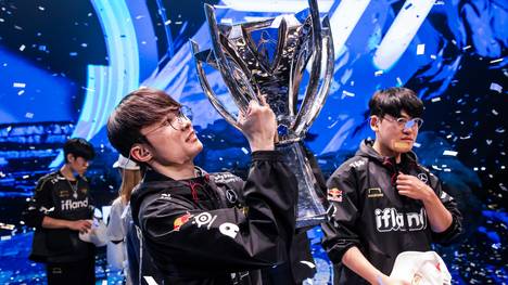 Zum vierten Mal krönen sich T1 und Lee "Faker" Sang-hyeok zum Weltmeister in League of Legends. Der Rekordweltmeister hat im Finale der diesjährigen Worlds Gegner Weibo Gaming mit 3:0 auf die Bretter geschickt 