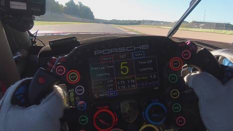 Unterhaltungsgarantie im Porsche GT Magazin! SPORT1-Moderator Patrick Simon testet in Vallelunga den Porsche 911 RSR. Außerdem: jede Menge GT-Action u.A. aus IMSA und IGTC.