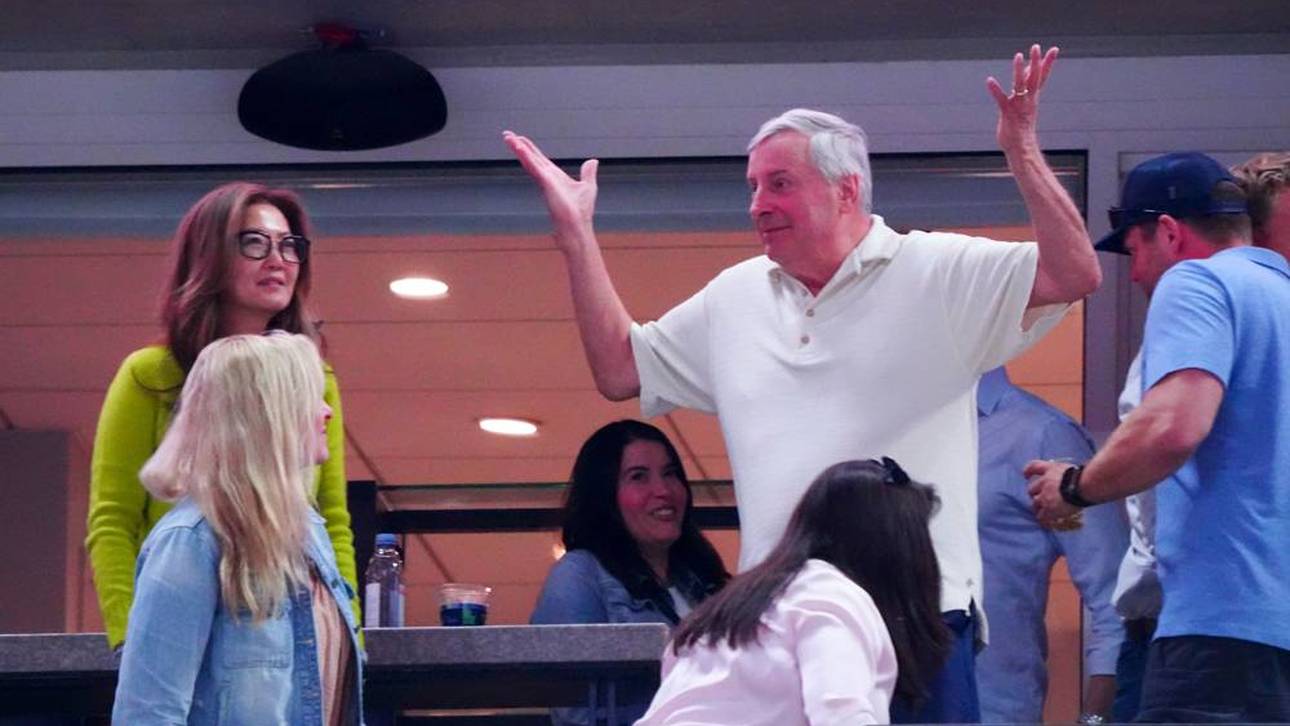 Pegulas Vater Terrence bejubelt den Finaleinzug seiner Tochter