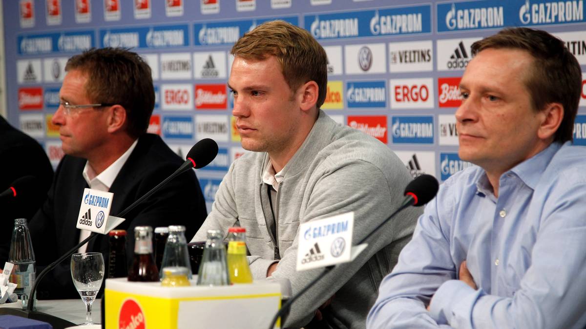 Emotionaler Moment: Im April 2011 gibt Schalkes Torwart Manuel Neuer bekannt, dass er nicht bei den Königsblauen verlängern wird. Sein Vertrag läuft noch ein Jahr, doch er wechselt schon im Sommer zum FC Bayern. Für Heldt ist der verlorene Poker eine erste Niederlage auf Schalke, er verpflichtet Ralf Fährmann von Eintracht Frankfurt als neue Nummer eins