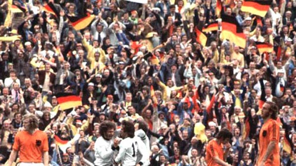 7. Juli 1974 in München: Beim WM-Finale im eigenen Land gehen die Holländer angeführt von Johann Cruyff als Favorit ins Spiel. Ihr "Voetbal total" begeistert Publikum und Experten. Nach der Führung von Johan Neeskens verwandelt Paul Breitner (2.v.l.) zunächst einen Elfmeter zum zwischenzeitlichen Ausgleich (25.)