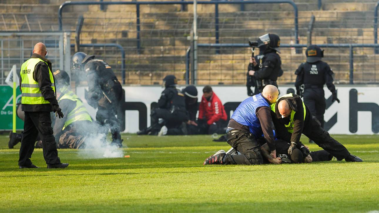 Nazi-Eklat und Platzsturm im Derby