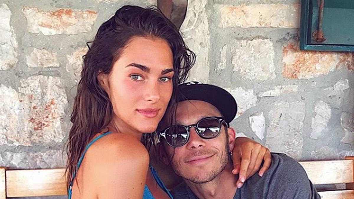 Rossi fühlt sich an ihrer Seite offensichtlich gut aufgehoben. 2021 machten die beiden ihre Verlobung bekannt und seine Herzensdame kann sich auch Kinder mit Rossi vorstellen: "Wenn die Zeit reif ist, wird es passieren"