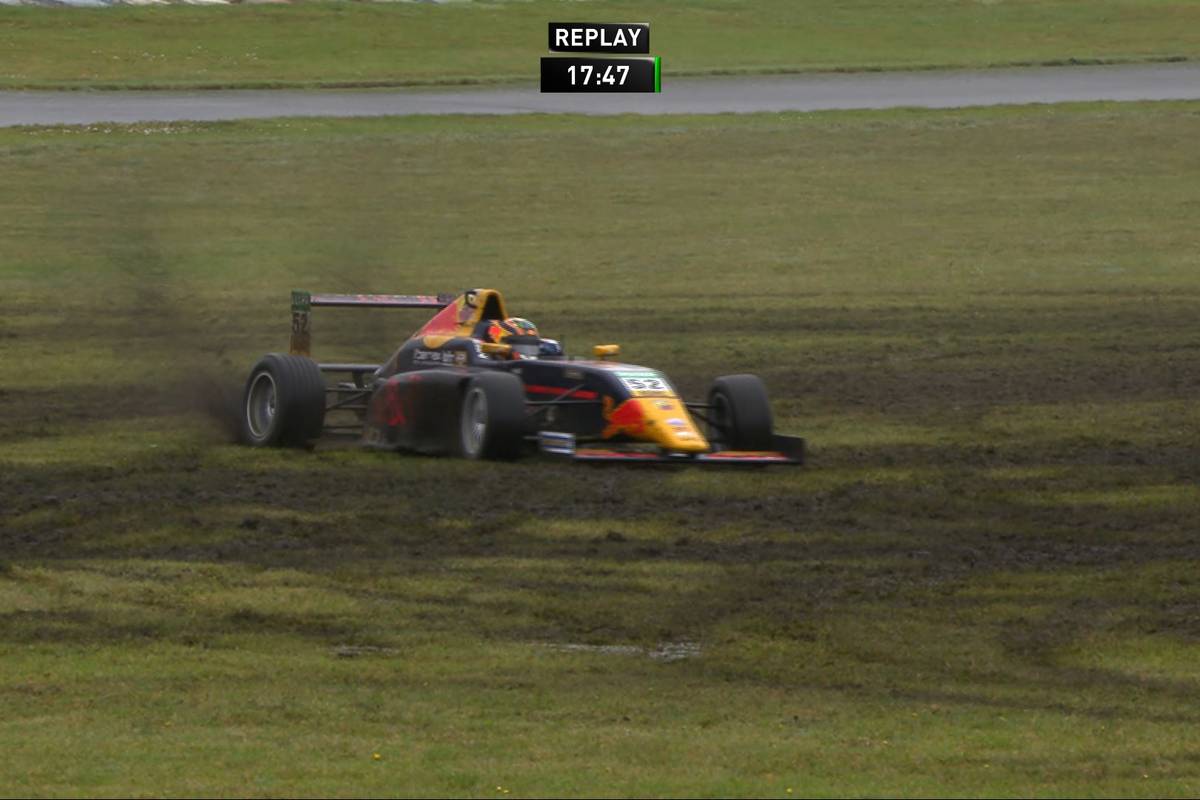 Rookie Vladislav Lomko ist der sensationelle Sieger auf dem Lausitzring. Das erste Rennen in der ADAC Formel 4 verläuft chaotisch.