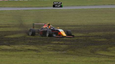 Rookie Vladislav Lomko ist der sensationelle Sieger auf dem Lausitzring. Das erste Rennen in der ADAC Formel 4 verläuft chaotisch.