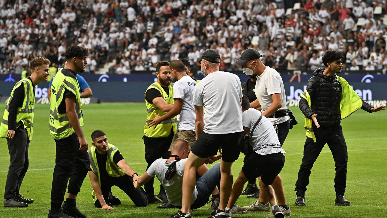 Eintracht-Fans stürmen Platz