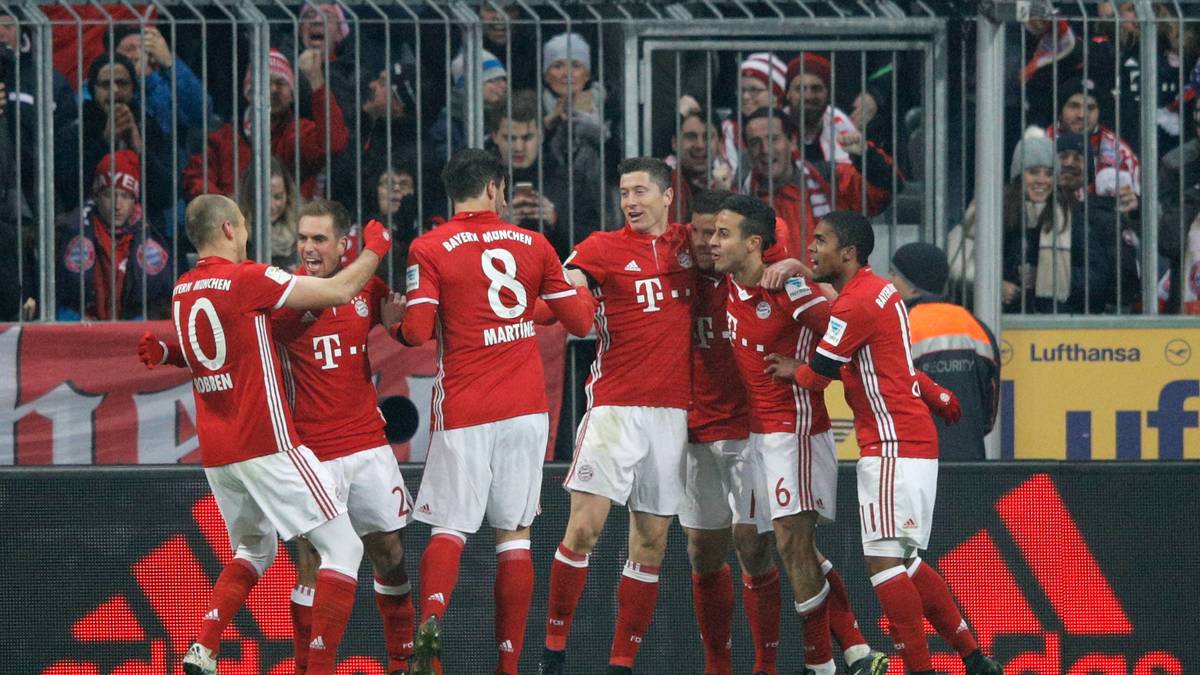 Der FC Bayern München fegt im Spitzenspiel mit 3:0 über RB Leipzig hinweg. Die Kniffe von Trainer Carlo Ancelotti greifen: Er bringt Thiago im offensiven Zentrum für Müller, gibt Douglas Costa den Vortritt vor Franck Ribery und bringt auch Xabi Alonso gegen die schnellen Leipziger. Alle drei zahlen das Vertrauen zurück. Die SPORT1-Noten für die Spieler des FC Bayern