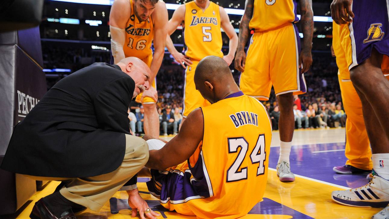 Golden State Warriors v Los Angeles Lakers