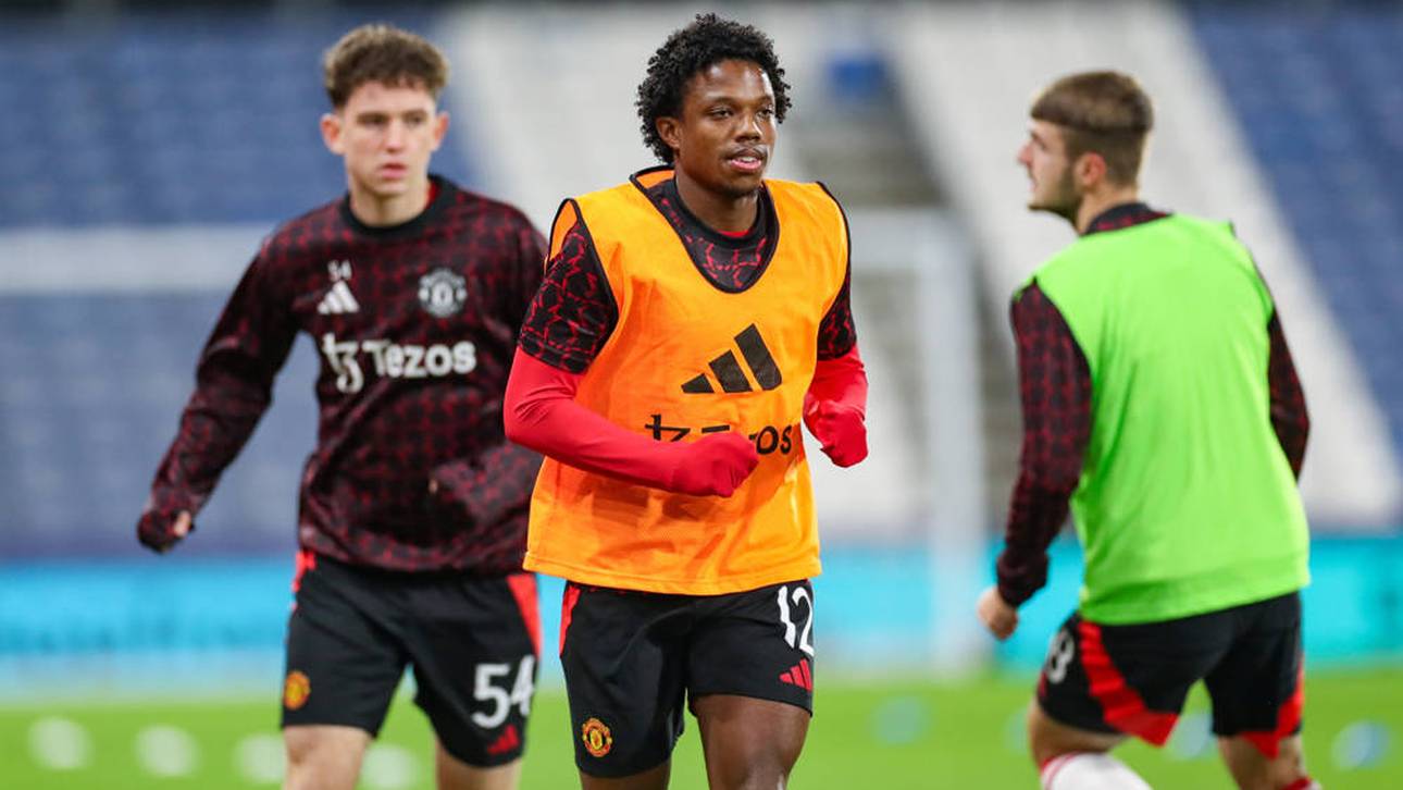 Gegen Huddersfield feierte Malacia (mi.) bei der U21 ein kurzes Comeback