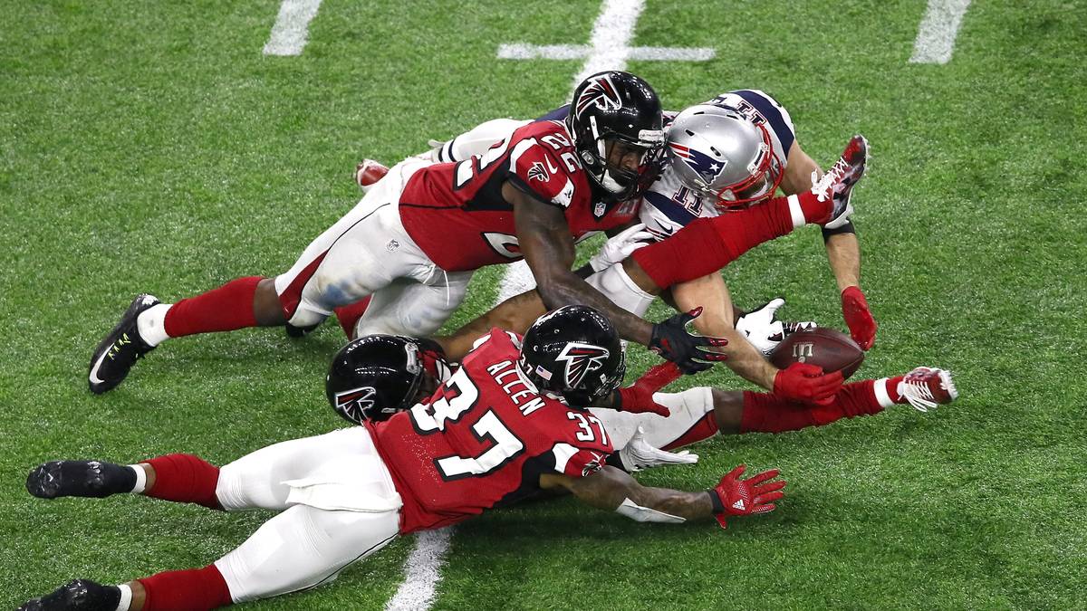 Eine der Aktionen des irren Spiels ist Julian Edelmans spektakulärer Catch. Zwischenzeitlich führen die Falcons bereits 28:3, ehe New England das größte Comeback der Super-Bowl-Geschichte hinlegt. Die Falcons lassen aus unerfindlichen Gründen nach der Pause ihr überragendes Laufspiel völlig links liegen