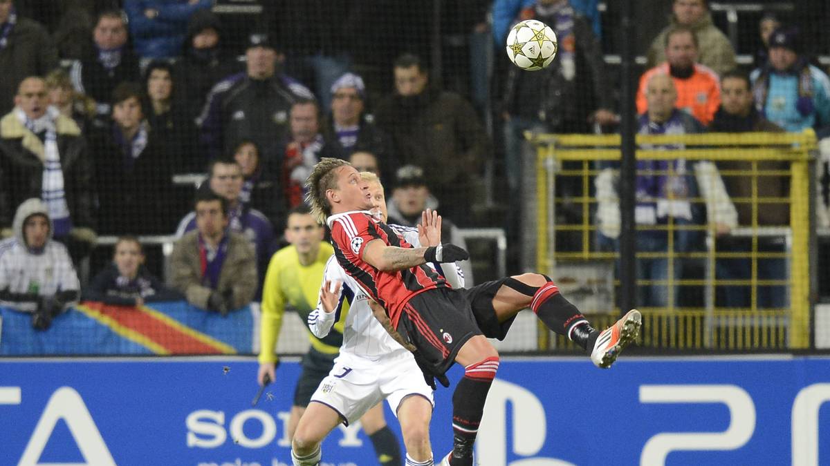 PLATZ 11 - PHILIPPE MEXES: Normalerweise sind Innenverteidiger nicht gerade für die beste Schusstechnik bekannt - normalerweise. Doch was Philippe Mexes vom AC Mailand im November 2012 zeigt, ist nicht normal. Mexes lässt eine Freistoßflanke von der Brust abtropfen, steigt hoch und versenkt den Ball per Fallrückzieher