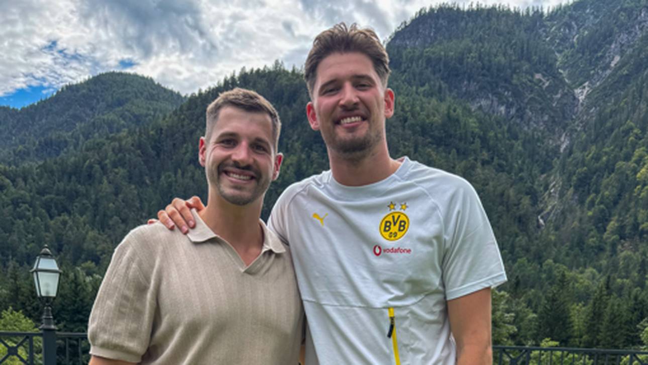 Gregor Kobel (r.) im Gespräch mit SPORT1-Reporter Manfred Sedlbauer