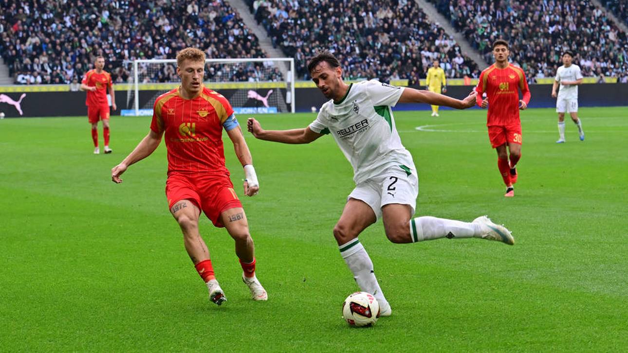 Kuriose Szene bei Gladbach! Schiedsrichter vertauscht die Karten