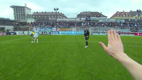 Schiedsrichter Luca Jürgensen trägt beim Drittliga-Spiel zwischen 1860 München und Hansa Rostock eine Kamera. Die Ref-Cam liefert dabei emotionale Einblicke in die Kommunikation auf dem Platz - und enthüllt, wie der Schiri den Elfmeter-Aufreger sah, der zum Siegtor für die Löwen führte.