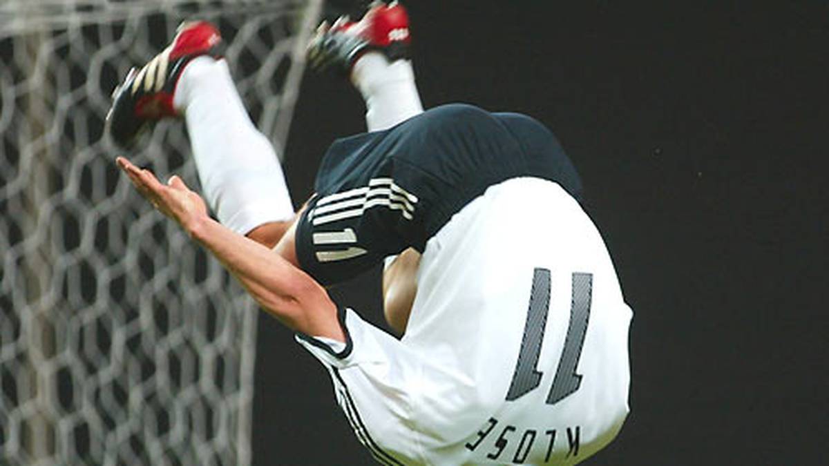 International gelingt Klose der Durchbruch bei der WM 2002. Beim 8:0 Sieg gegen Saudi-Arabien schießt der Angreifer drei Tore und etabliert den Salto auch international.