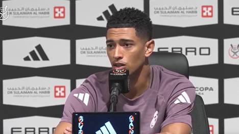 Jude Bellingham betont, dass Real Madrid geschlossen hinter Vinícius Júnior steht. Der Engländer lobt den starken Zusammenhalt und die Unterstützung für den brasilianischen Star.