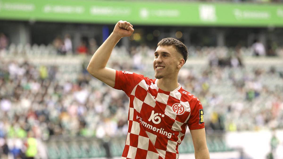 Gruda habe "auf sich aufmerksam gemacht" - auch Doublesieger Bayer Leverkusen, das gute Chancen auf sein Ja-Wort hat.
 