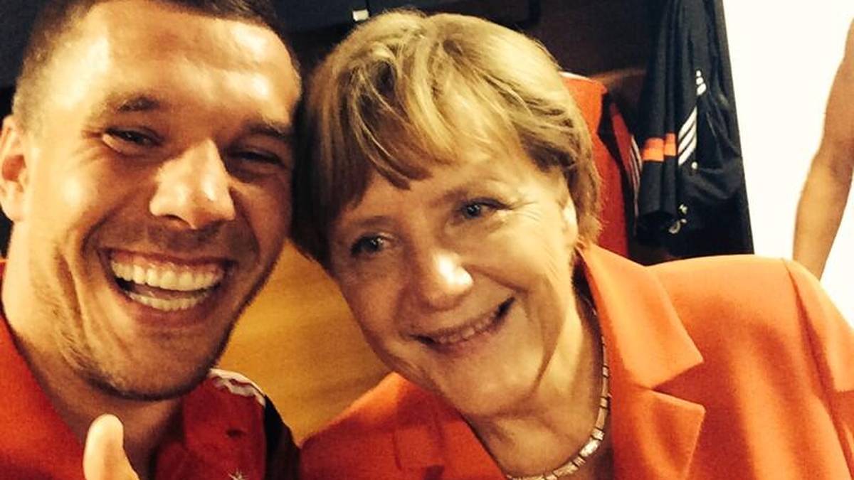 Lukas Podolski mit Bundeskanzlerin Angela Merkel