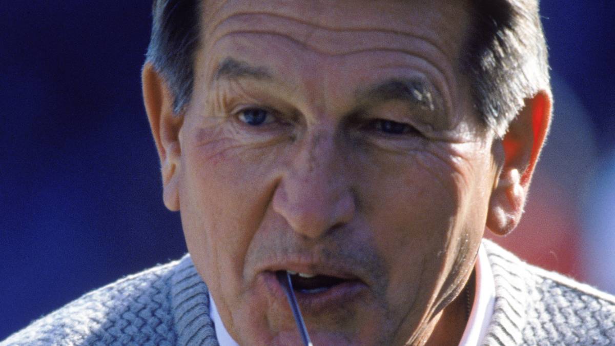 Unitas kreiert das moderne Passspiel und ist der Peyton Manning seiner Zeit. 1971 gewinnt er seinen einzigen Super Bowl mit den Baltimore Colts (zwei weitere Meisterschaften vor der Super-Bowl-Ära). Am 11. September 2002 stirbt Unitas an einem Herzinfarkt im Alter von 69 Jahren