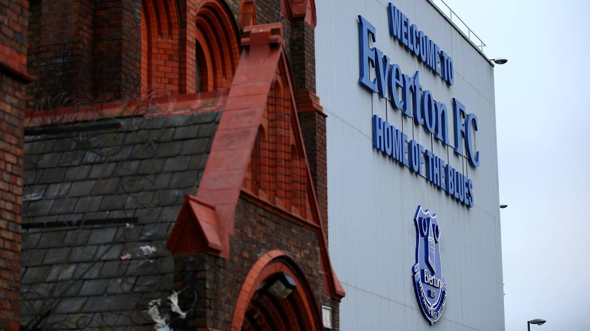 Eine Ecke des Stadions grenzt gar an die heimische St.-Lukas-Kirche