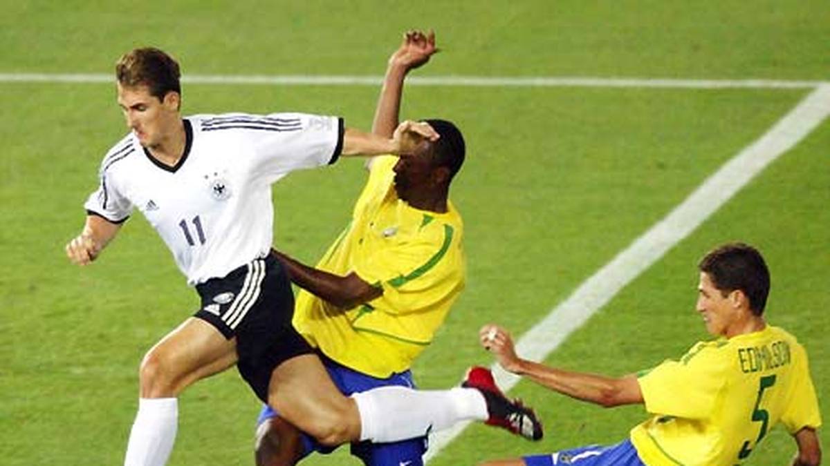 Insgesamt macht er in Japan und Südkorea fünf Tore. Im Finale gegen Brasilien geht er aber leer aus, und Deutschland baden. Der Angreifer kann sich gegen die starke Abwehr um Roque Junior (M.) und Edmilson nicht durchsetzen