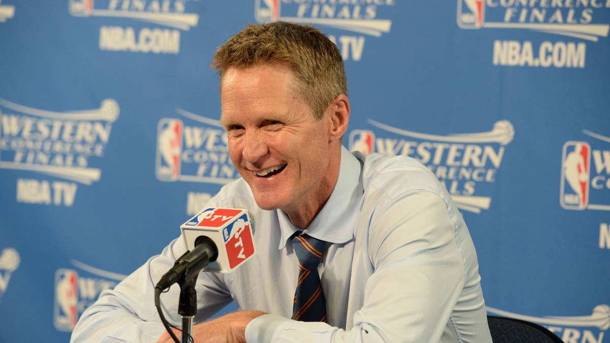 COACH - STEVE KERR: Der einstige Scharfschütze ohne jegliche Trainererfahrung bringt ein gutes Team auf das nächste Level. Dank seiner fünf Titel an Michael Jordans Seite und unter Gregg Popovich genießt er bei der heutigen Spielergeneration eine immense Akzeptanz und nimmt seinen Warriors mit der Spaß-Philosophie den Druck. Zudem optimiert er Abläufe und hat die Verteidigung aggressiver und stärker gemacht