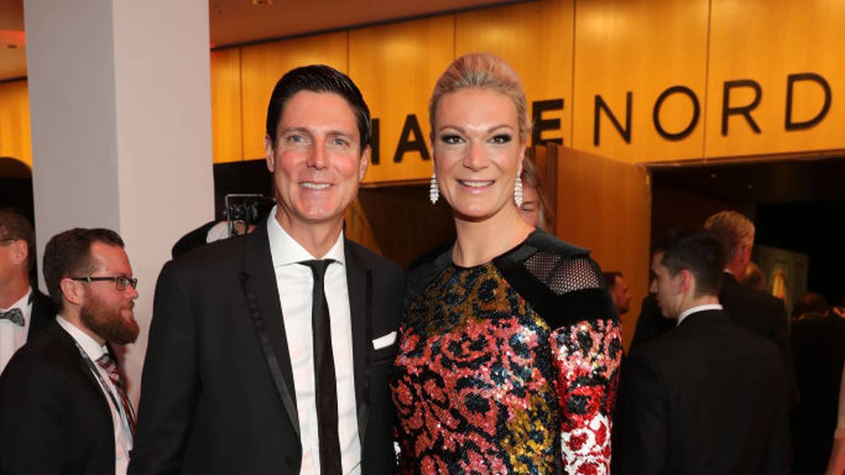 Maria Höfl-Riesch in extravaganter Abendrobe und ihr Mann Marcus Höfl dürfen auch nicht fehlen...
