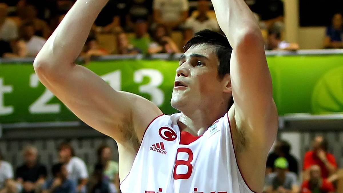 Türkei: Power Forward Ersan Ilyasova (Detroit Pistons) - im Sommer zu den Detroit Pistons getradet werden sie sich in Milwaukee immer die Frage stellen, was wäre gewesen, wenn Ilyasova nicht so oft verletzt gewesen wäre. Der Big Man hat ein weiches Händchen und fühlt sich auch an der Dreierlinie wohl , seine Reboundwerte können sich ebenfalls sehen lassen. In sieben Jahren als Buck sorgt er für durchschnittlich 10,7 Punkte und 6,0 Rebounds