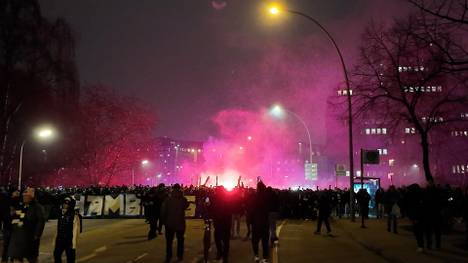 Schon vor dem Hamburg-Derby liefern beide Fanlager ordentlich ab. Bei den jeweiligen Fanmärschen herrscht eine ausgezeichnete Stimmung.
