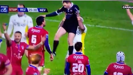 Rugby-Profi Josaia Raisuqe hebt den Schiedsrichter als Jubel hoch